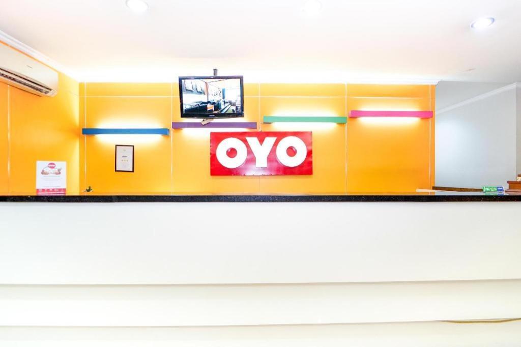 Oyo 235 Maumu Hotel & Lounge Surabaya Exterior foto