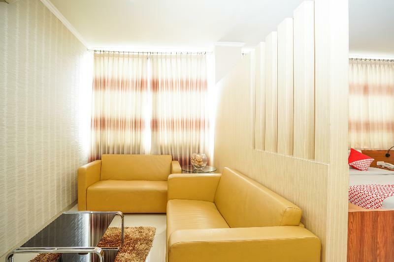 Oyo 235 Maumu Hotel & Lounge Surabaya Exterior foto